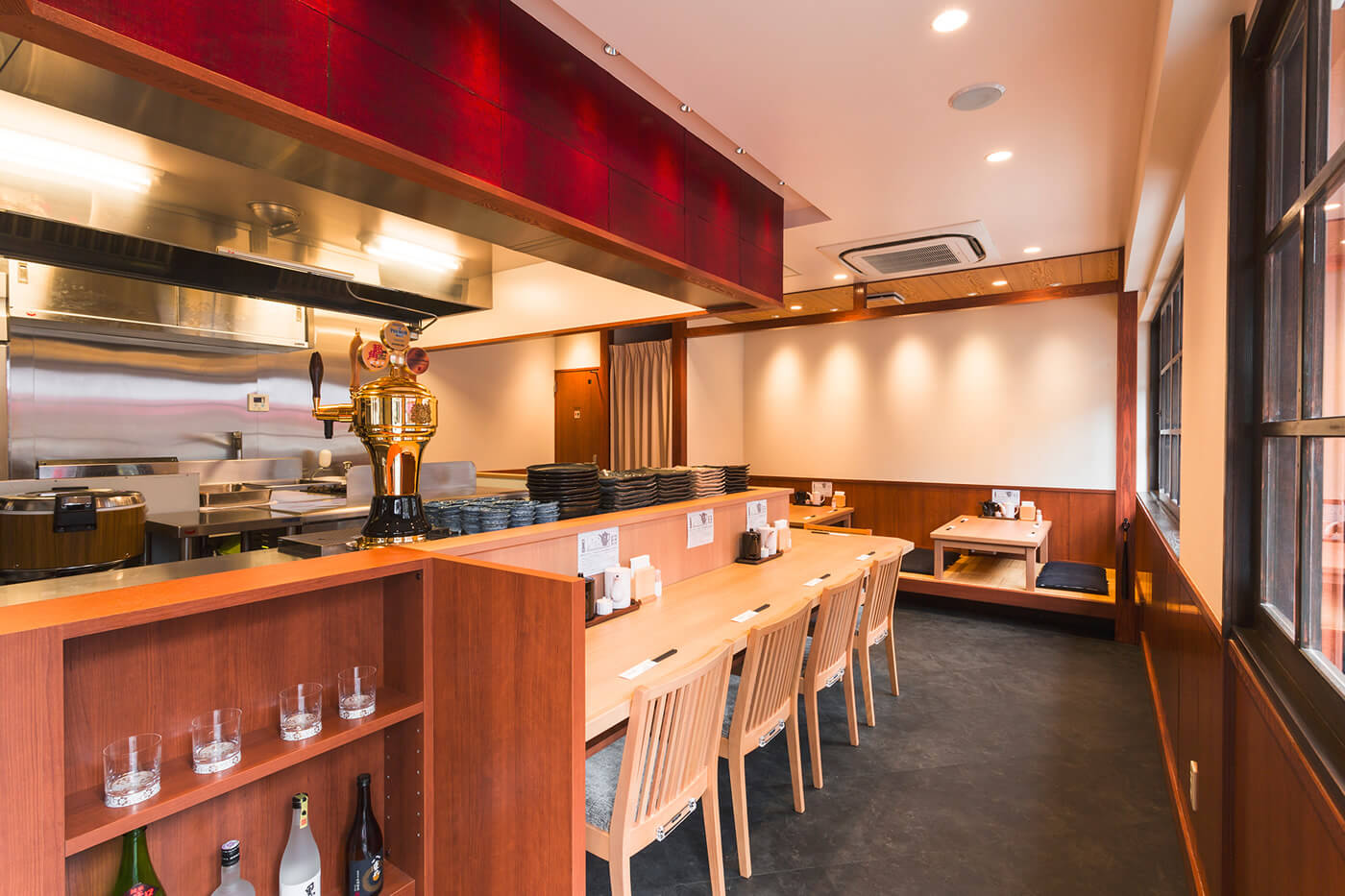 Cocina abierta de Tonkatsu Toyama, visible desde el comedor