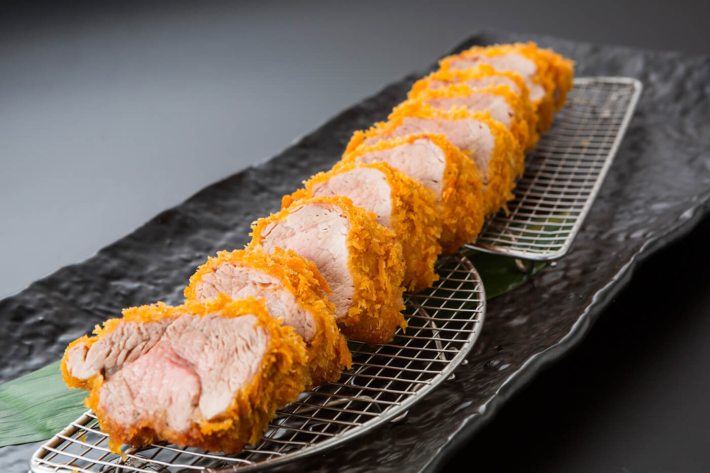 Tonkatsu fritto fino a un bel colore dorato da Tonkatsu Toyama ad Asakusa, Tokyo
